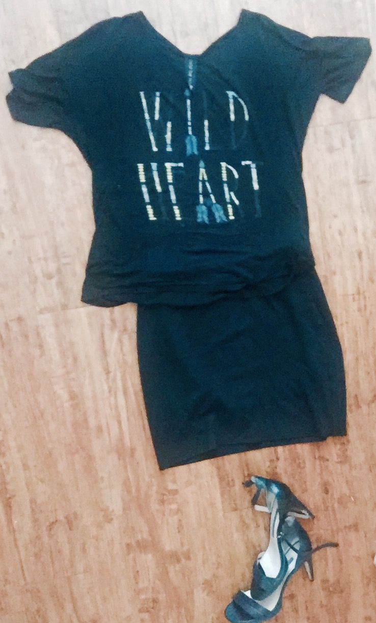 blackwildheartteewithpencilskirt