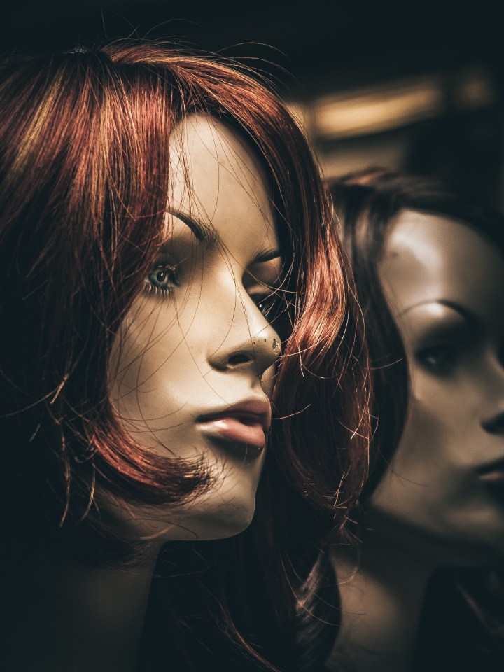 wearing a wig, photo by mike-wilson-213590