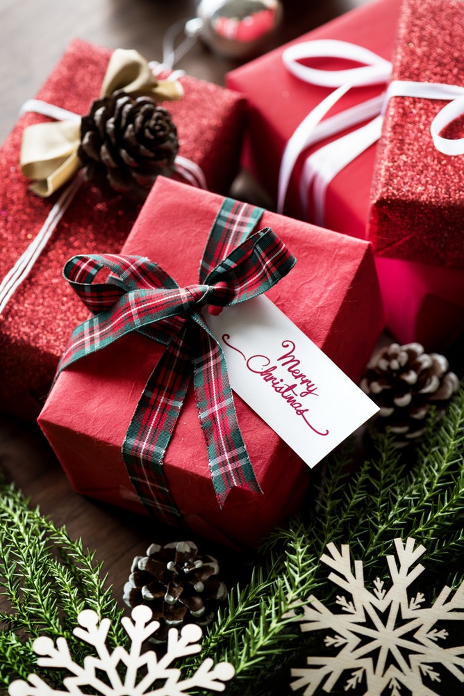 merrychristmasgiftsbyrawpixel