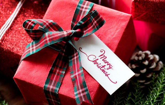 merrychristmasgiftsbyrawpixel