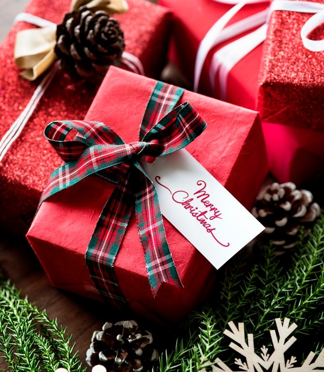 merrychristmasgiftsbyrawpixel