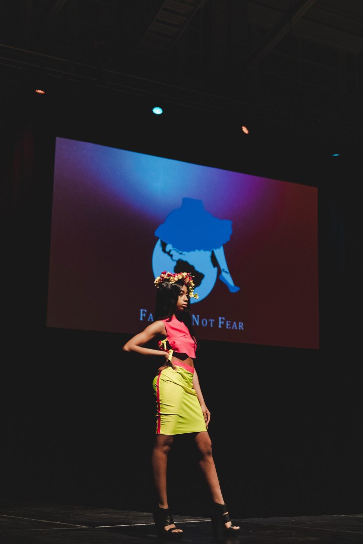 neonoutfit.fashionnotfearlogo.1Q8A8159